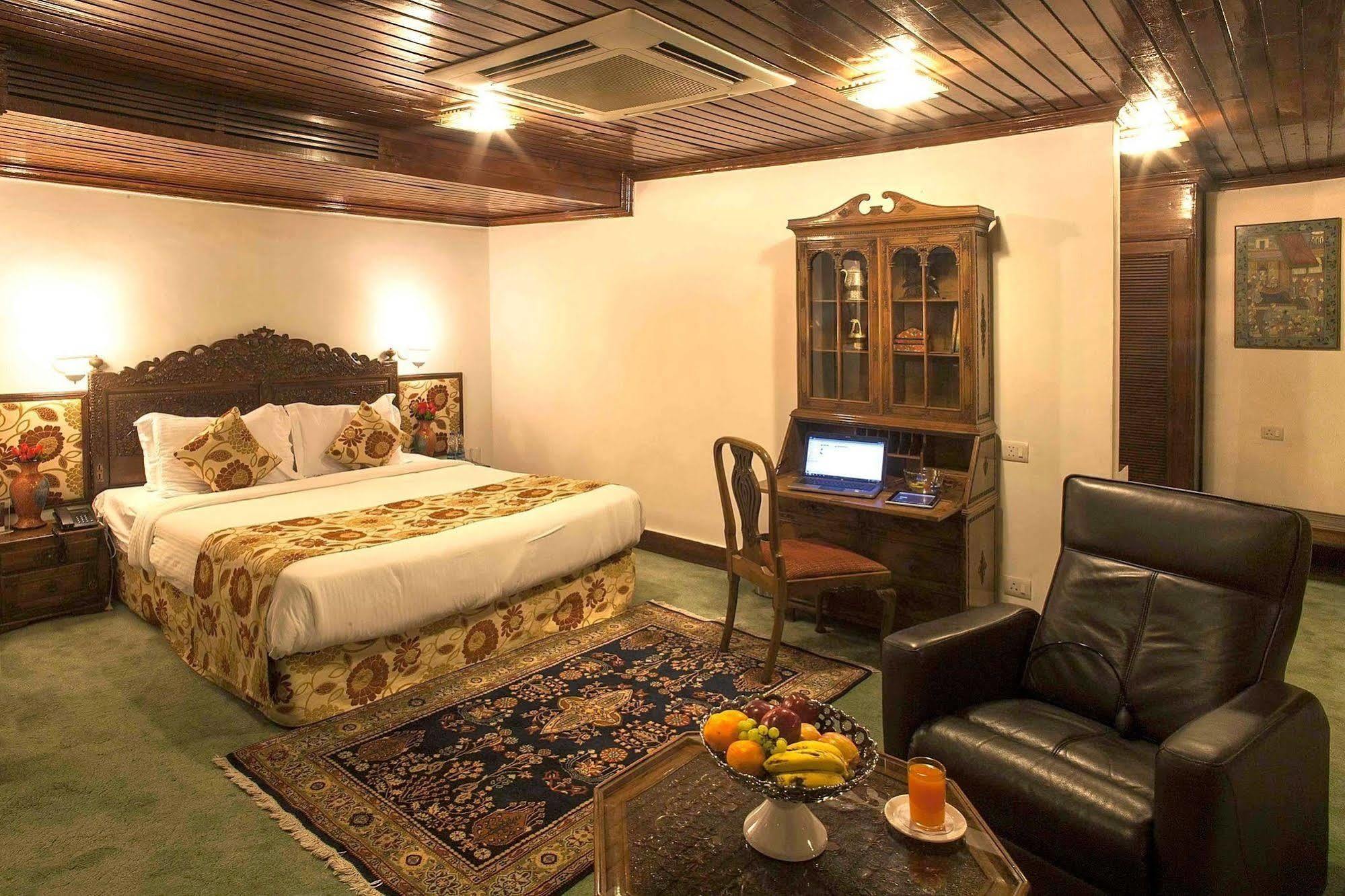 Senator Pine N Peak Otel Pahalgām Dış mekan fotoğraf